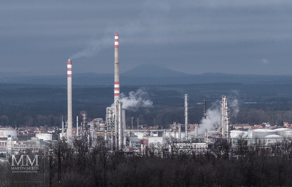 Chemická továrna v Kralupech nad Vltavou, vysoké komíny. Fotografie vytvořená objektivem Olympus M. Zuiko digital ED 40 - 150 mm 1:2.8 PRO.